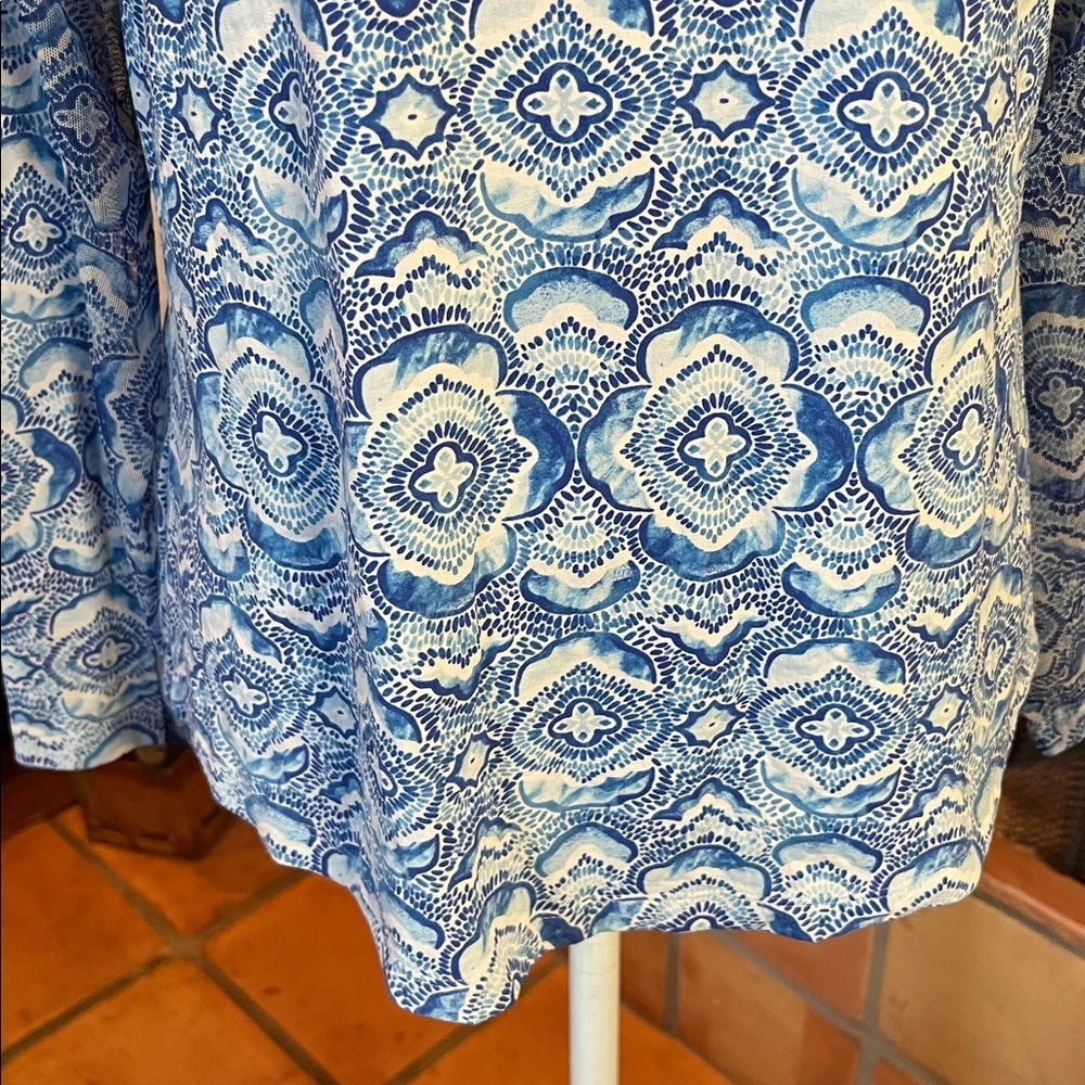 Ibkul Blue and White Print 1/4 Zip Vented Top, size M - Picture 4 of 8
